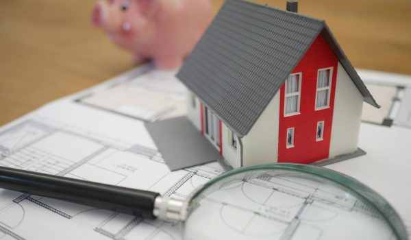 An image of piggy bank, magnifying glass and a mini house that signifies the current mortgage landscape.